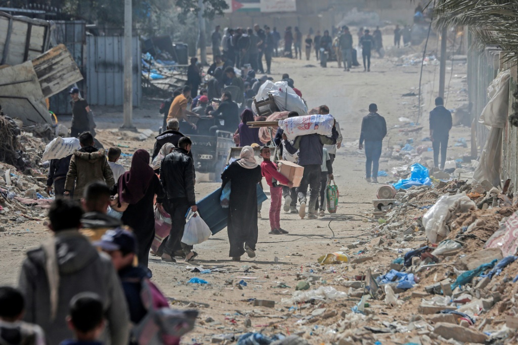 &nbsp;  نازحون فلسطينيون يحملون أمتعتهم في أحد شوارع مدينة خان يونس جنوب قطاع غزة (أ ف ب)  &nbsp;