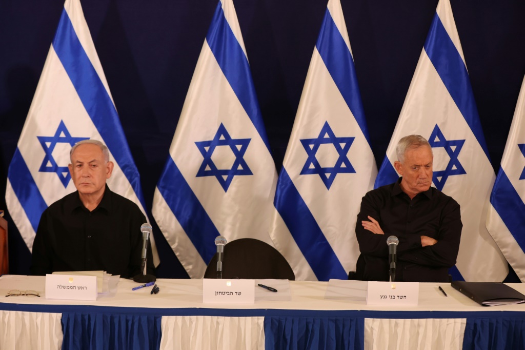 بنيامين نتنياهو وبيني غانتس موجودان معًا في حكومة الحرب الإسرائيلية، لكنهما خصمان سياسيان عميقان (أ ف ب)   