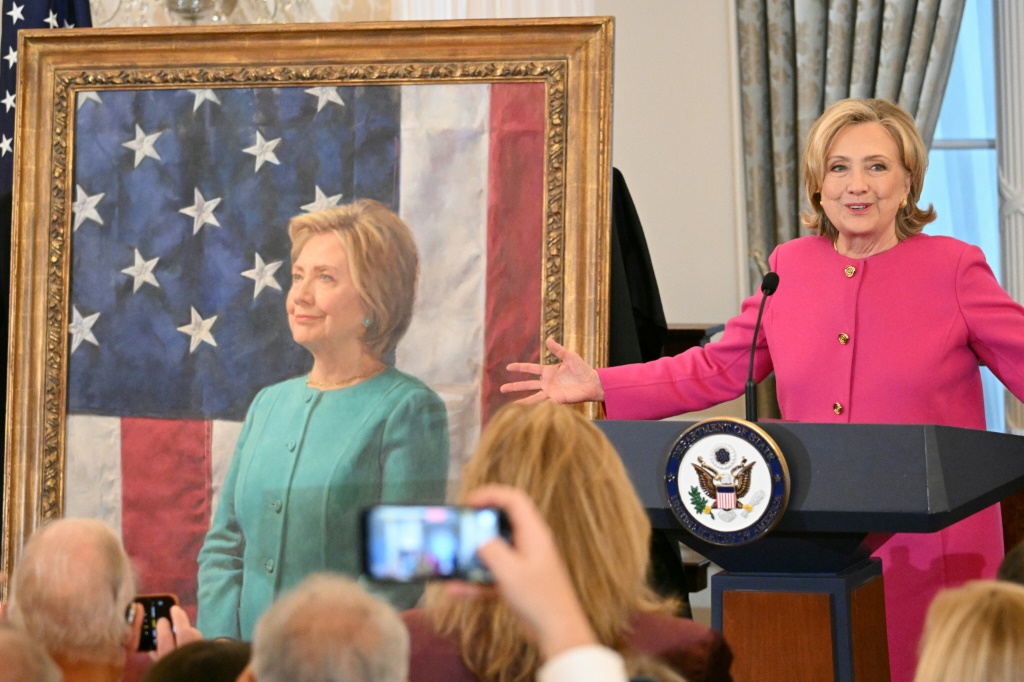 وزيرة الخارجية الأميركية السابقة هيلاري كلينتون خلال مؤتمر لإزاحة الستار عن لوحة البورتريه الرسمية لها في مقر الوزارة في واشنطن في 26 أيلول/سبتمبر 2023 (ا ف ب)