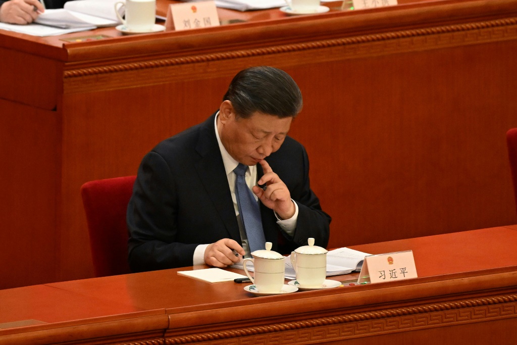 الرئيس الصيني شي جينبينغ خلال مشاركته في اليوم الثاني من الاجتماع السنوي للمجلس الوطني لنواب الشعب الصيني في بكين في الثامن من آذار/مارس 2024 (أ ف ب)   