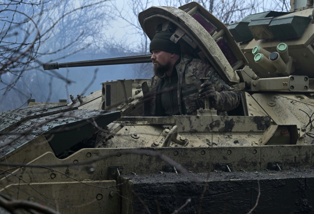 جندي أوكراني في منطقة دونيتسك، في 11 شباط/فبراير 2024 (ا ف ب)