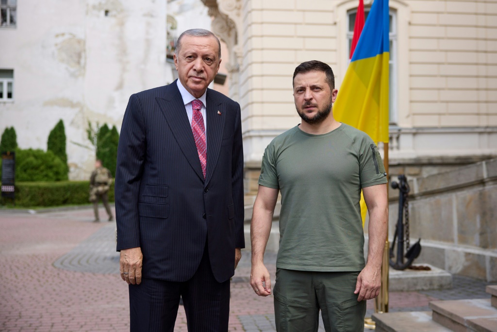 الرئيس التركي رجب طيب أردوغان والرئيس الأوكراني فولوديمير زيلينسكي (ا ف ب)