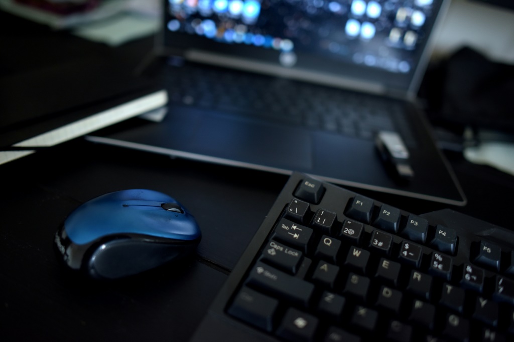 لوحة مفاتيح وفأر كمبيوتر أمام جهاز كمبيوتر محمول في مكتب بمدينة لوس أنجليس الأميركية في 13 آب أغسطس 2021 (ا ف ب)