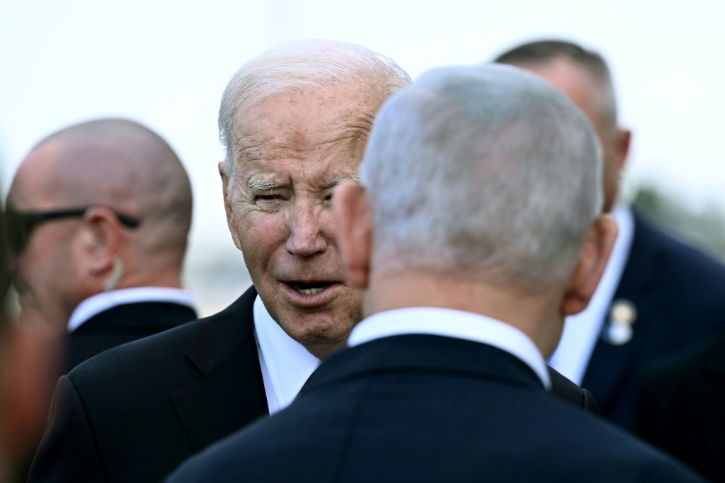 الرئيس الأميركي جو بايدن لدى وصوله الى مطار بن غوريون في تل أبيب وفي استقباله رئيس الوزراء الإسرائيلي بنيامين نتانياهو في 18 تشرين الأول/أكتوبر 2023 (أ ف ب)   