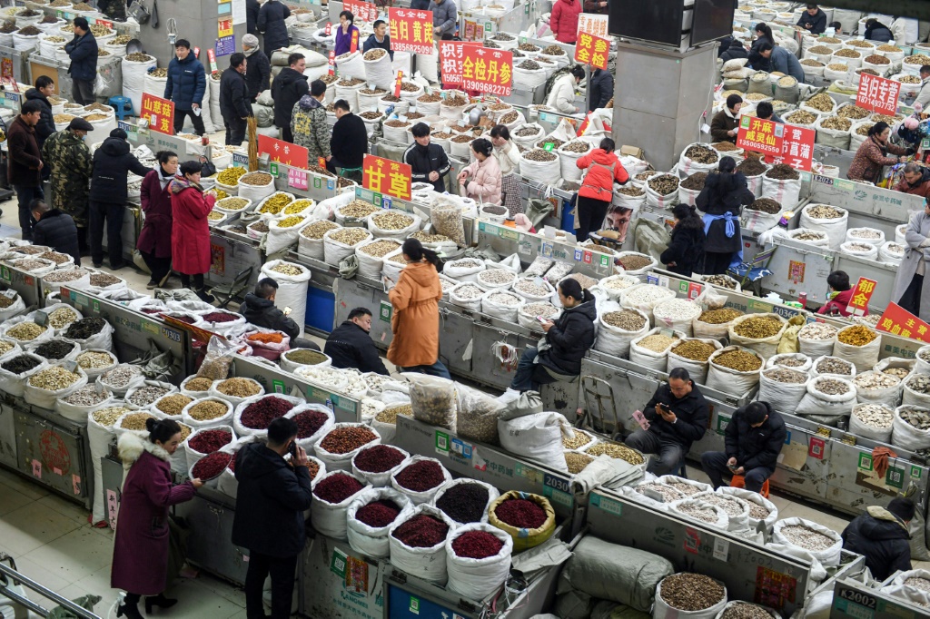 سوق لأعشاب العلاجات التقليدية في بوجو بإقليم أنهوي شرق الصين، في 27 شباط/فبراير 2024 (أ ف ب)   