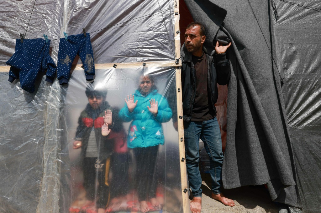 نازحون فلسطينيون في خيمة في رفح بجنوب قطاع غزة في 8 آذار/مارس 2024 (ا ف ب)  &nbsp;