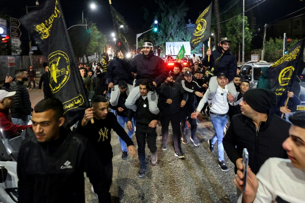 &nbsp; فلسطينيون مفرج عنهم من السجون الإسرائيلية لدى وصولهم الى الضفة الغربية المحتلة في 30 تشرين الثاني/نوفمبر 2023 (أ ف ب)