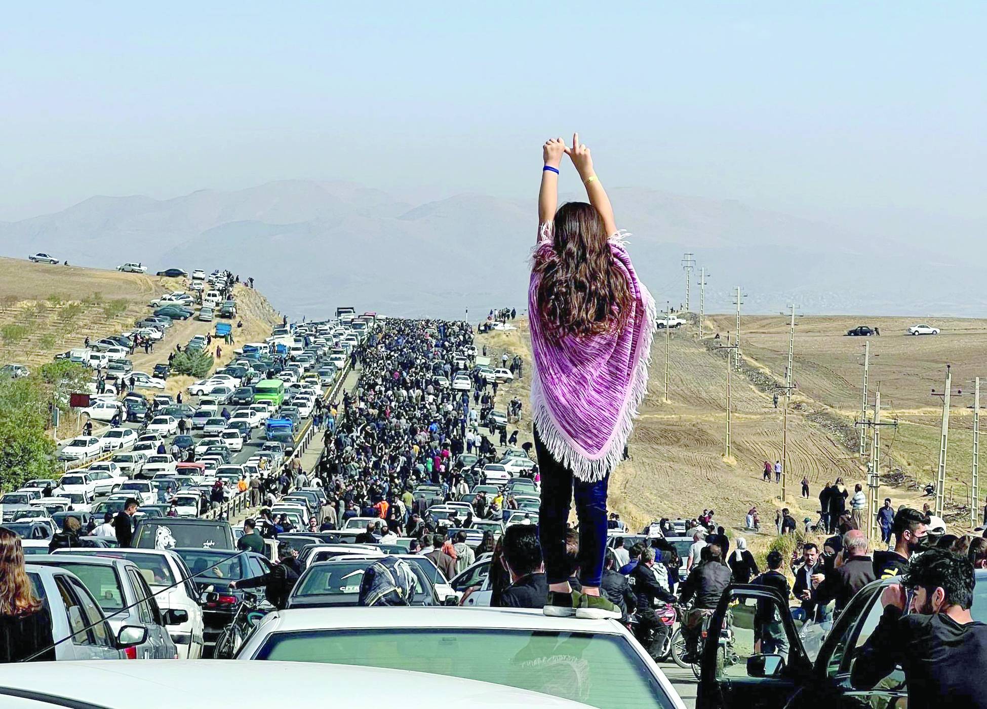 آلاف شاركوا في مراسم أربعين مهسا أميني يشقون طريقهم نحو مقبرة في سقز الكردية غرب إيران في أكتوبر 2022 (أ.ف.ب)