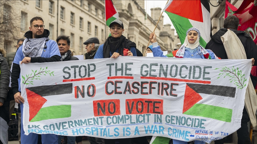 مظاهرة مؤيدة لفلسطين في بريطانيا (الأناضول)