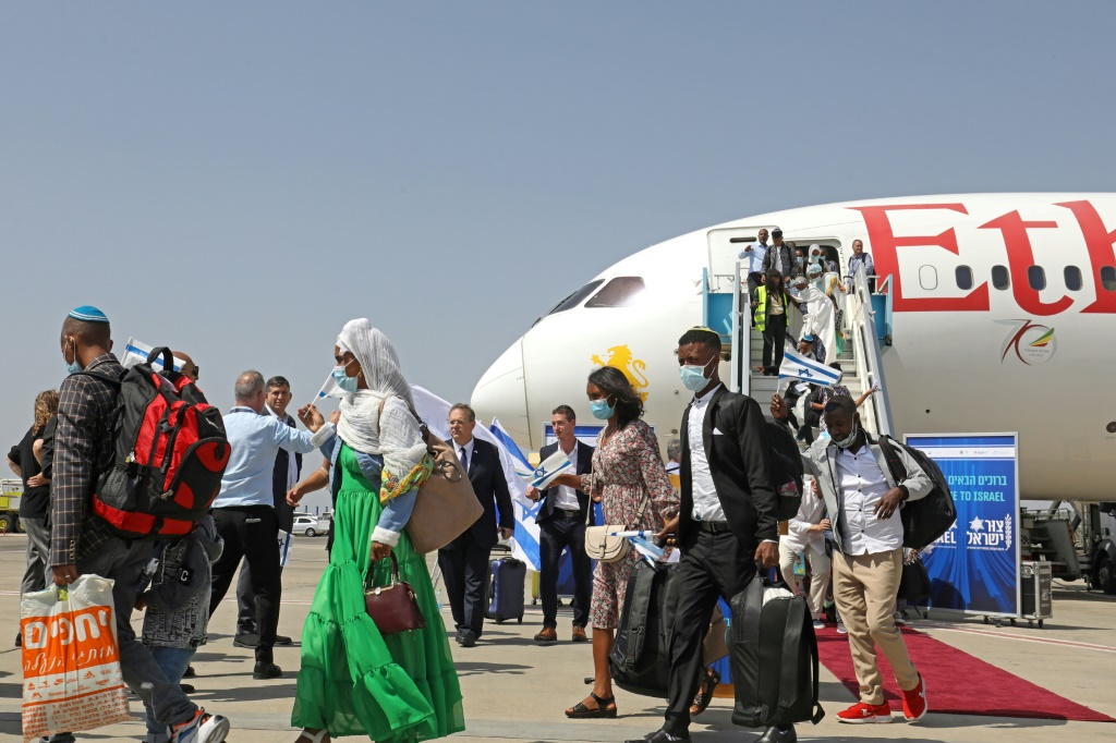 وصول مهاجرين إثيوبيين إلى إسرائيل في حزيران/يونيو 2022 (ا ف ب)