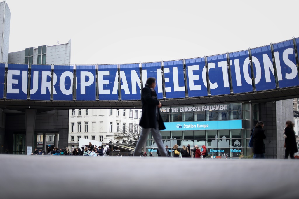لافتة كتب عليها "انتخابات أوروبية" أمام مباني البرلمان الأوروبي في بروكسل في 21 شباط/فبراير 2024 (ا ف ب)