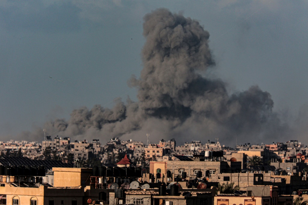 دخان يتصاعد بعد القصف الإسرائيلي على خان يونس جنوب قطاع غزة، 9 مارس 2024 (أ ف ب)