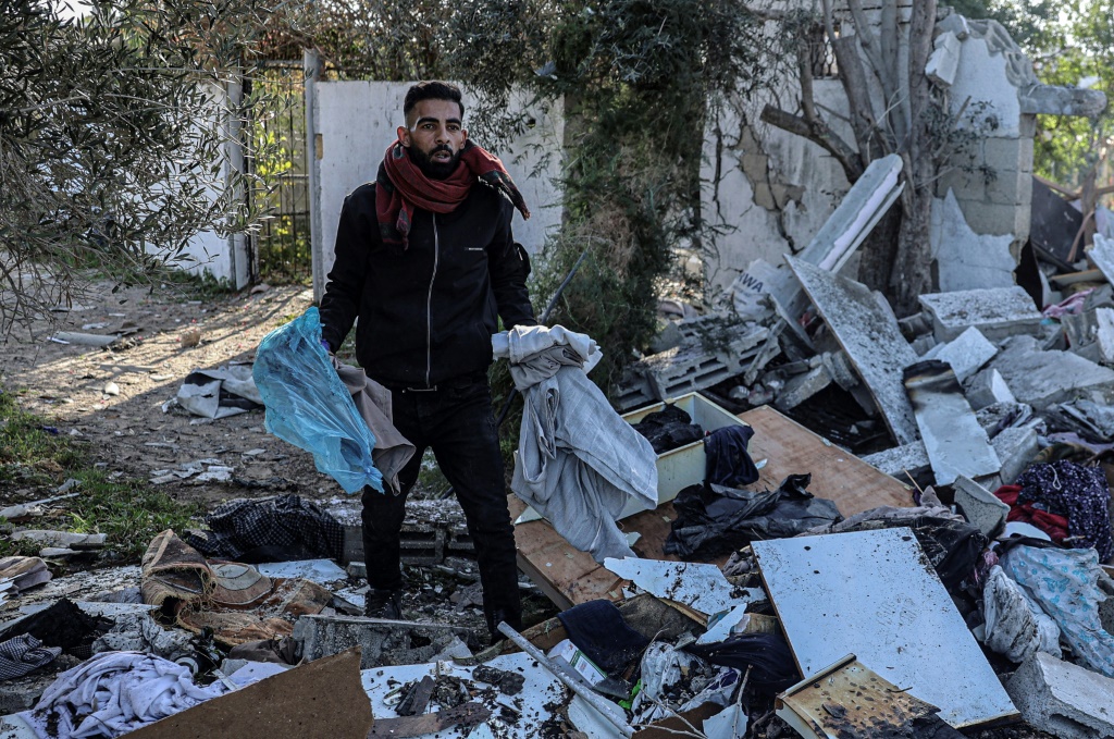 فلسطيني يبحث عن متعلقاته وسط أنقاض منازل دمرها القصف الإسرائيلي في رفح بجنوب قطاع غزة في 11 آذار/مارس 2024 (ا ف ب)