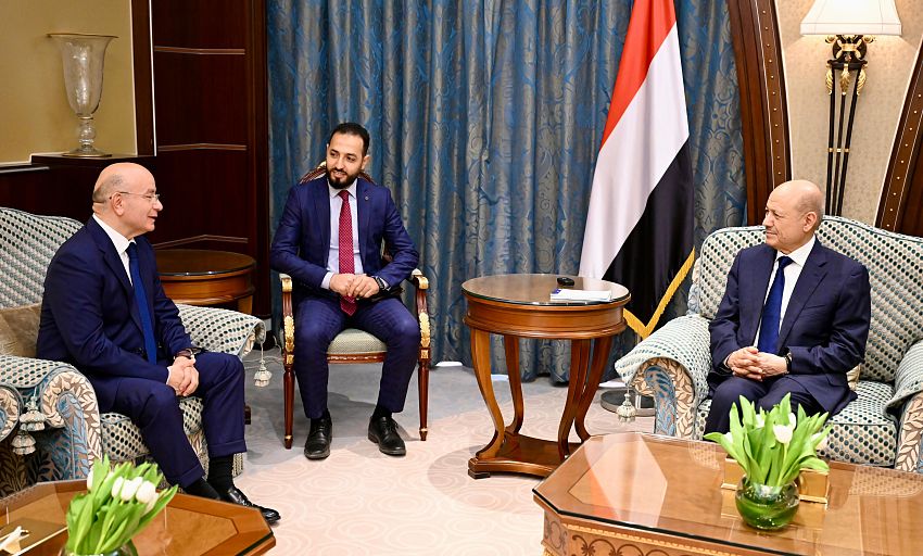 رئيس مجلس القيادة اليمني يشيد بالعلاقات اليمنية التركية