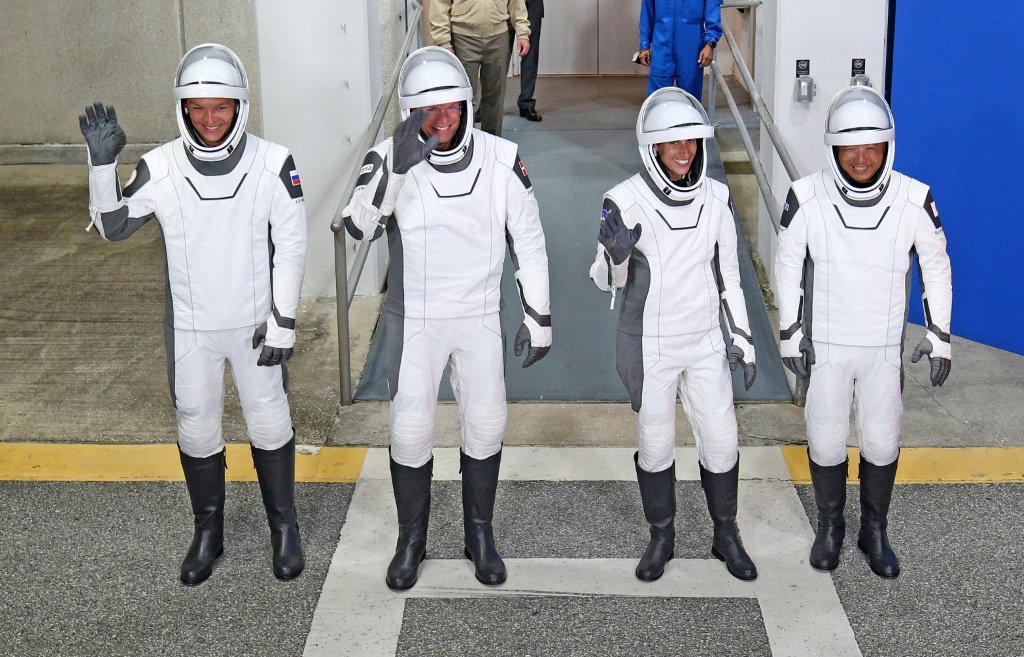 Crew-7 (من اليسار) رائد فضاء روسكوزموس كونستانتين بوريسوف، وأندرياس موجينسن من وكالة الفضاء الأوروبية، وجاسمين موجبيلي من ناسا، ورائد فضاء وكالة استكشاف الفضاء اليابانية ساتوشي فوروكاوا. (ا ف ب)