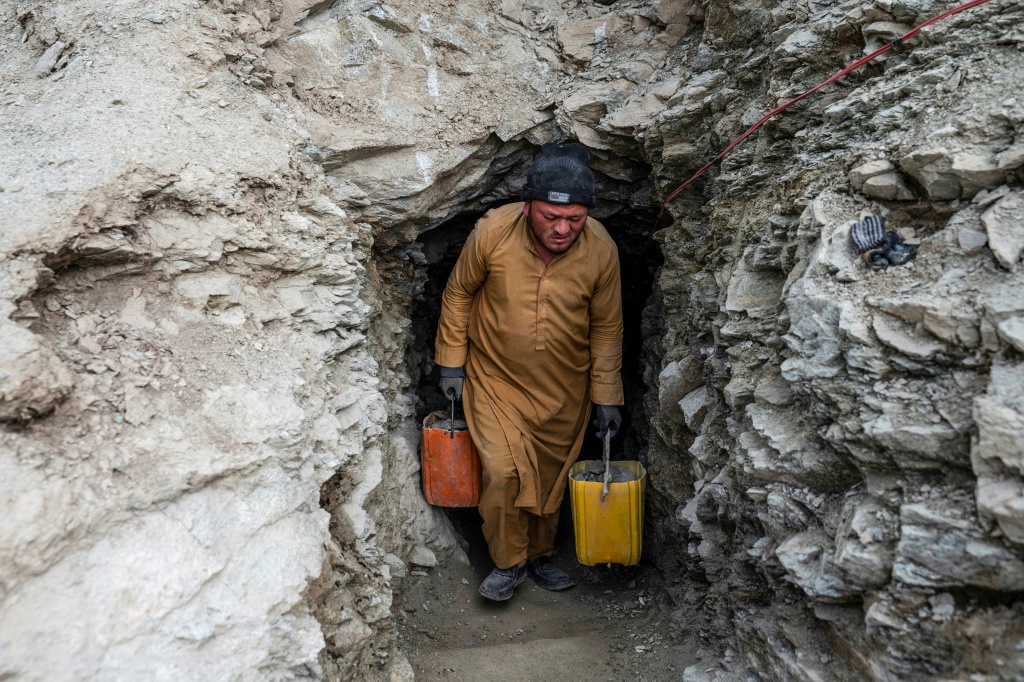 لم تثمر جهود مجموعة من الرجال الأفغان العاطلين عن العمل في استخراج المناجم في الجبال الصخرية في مقاطعة بدخشان سوى القليل حتى الآن (ا ف ب)