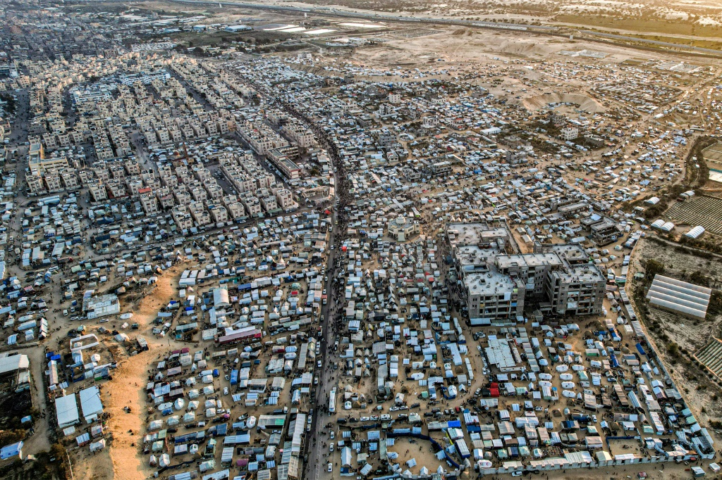 مئات الآلاف من الفلسطينيين الذين تدفقوا إلى رفح من أجزاء أخرى من قطاع غزة الذي مزقته الحرب، أنشأوا مخيماً مؤقتاً واسعاً يمتد على طول الحدود المصرية (ا ف ب)
