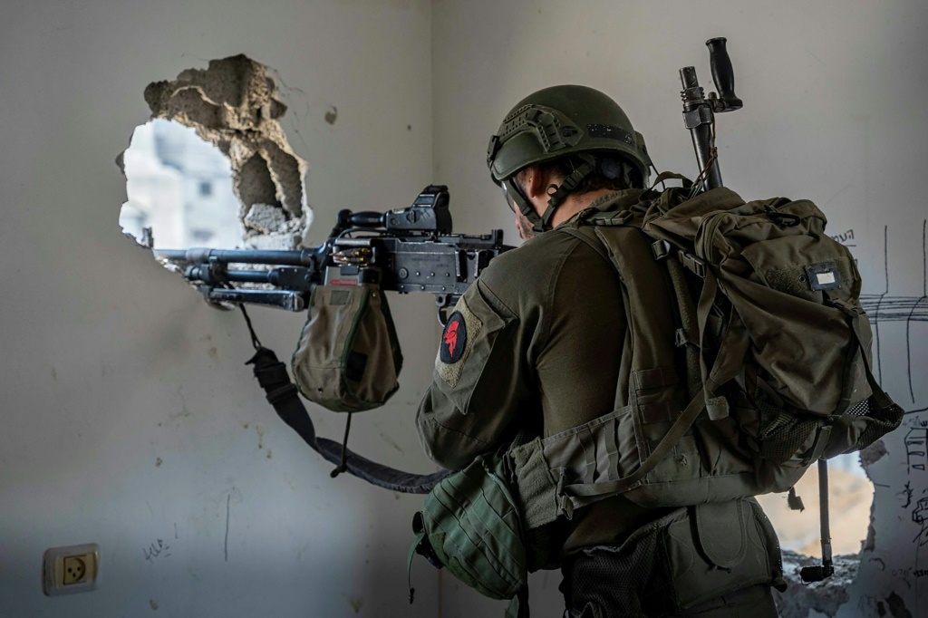 صورة نشرها الجيش الإسرائيلي في 5آذار/مارس 2024 لجندي يصوب سلاحه في قطاع غزة حيث تستمر الحرب بين إسرائيل وحركة حماس الفلسطينية (ا ف ب)