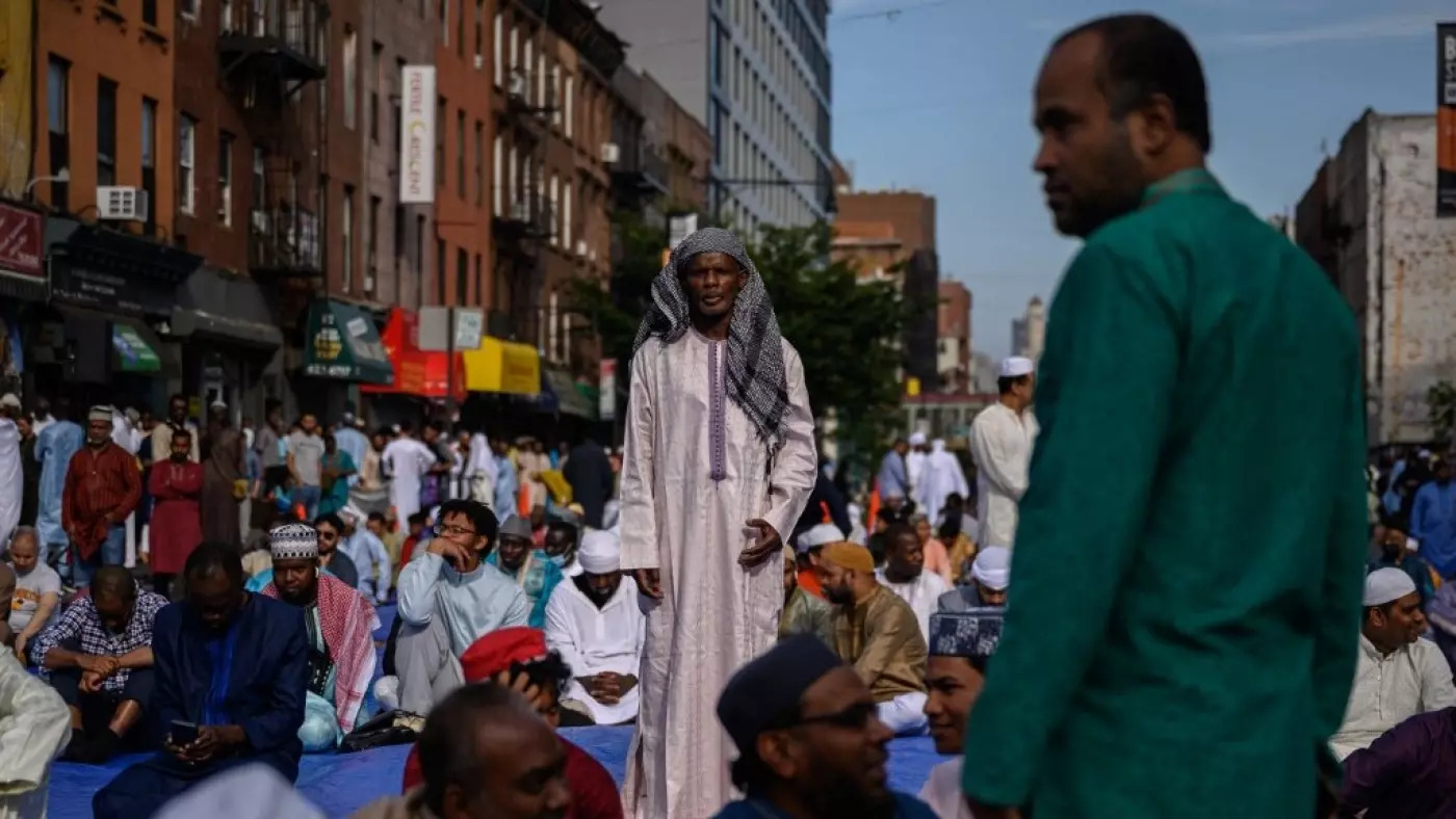 مسلمون وعرب امريكيون يصلون في احد شوارع نيويورك (أ ف ب)