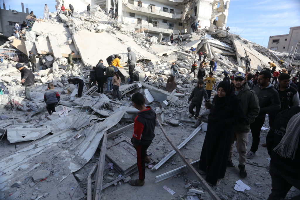 آثار قصف الاحتلال على تجمعات سكنية في غزة (الأناضول)