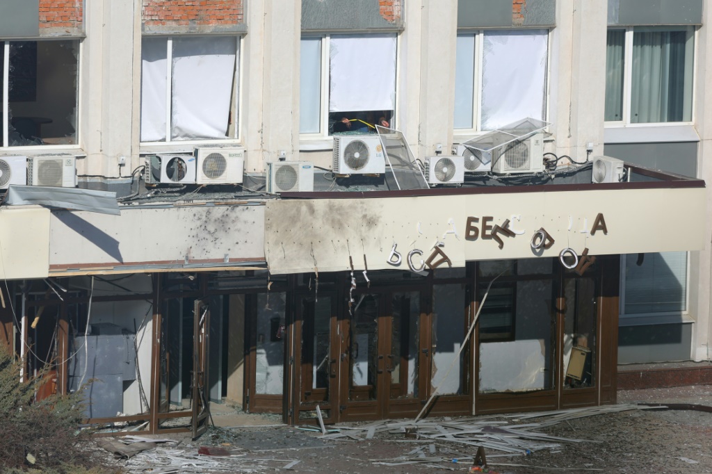مبنى متضرر بعد هجوم بمسيرة أوكرانية في مدينة بلغورود الروسية في 12 آذار/مارس 2024 (ا ف ب)