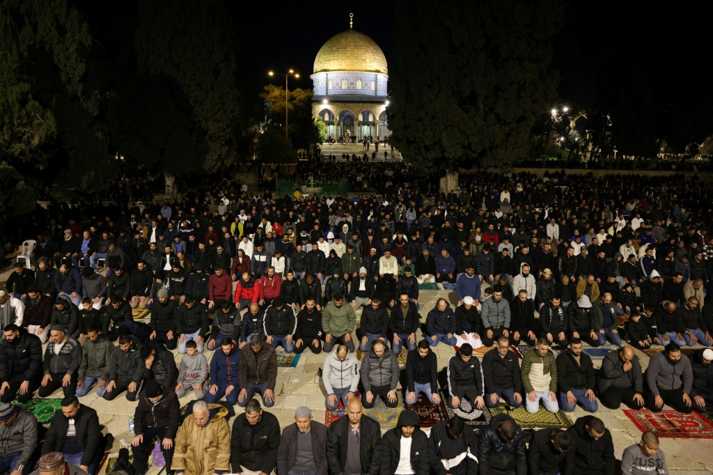 فلسطينيون يؤدون صلاة التراويح خارج قبة الصخرة في باحة المسجد الأقصى بالقدس الشرقية المحتلة في أول أيام رمضان المبارك، في 11 آذار/مارس 2024، فيما الحرب مستمرة بين إسرائيل وحركة حماس في قطاع غزة (ا ف ب)