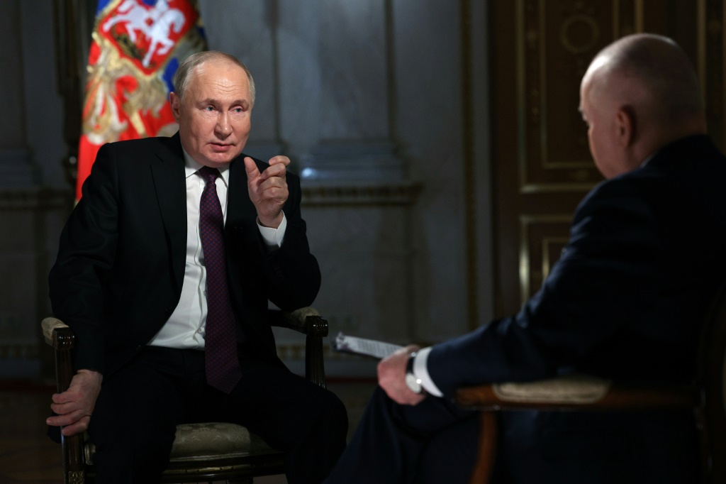 صورة وزعتها سبوتنك للرئيس الروسي فلاديمير بوتين أثناء مقابلة في موسكو بتاريخ 12 آذار/مارس 2024. (ا ف ب)