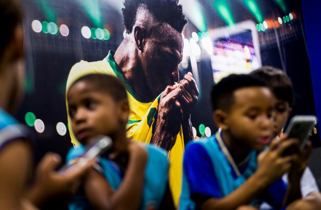 فينيسيوس يستخدم كرة القدم لتحفيز أطفال البرازيل المحرومين