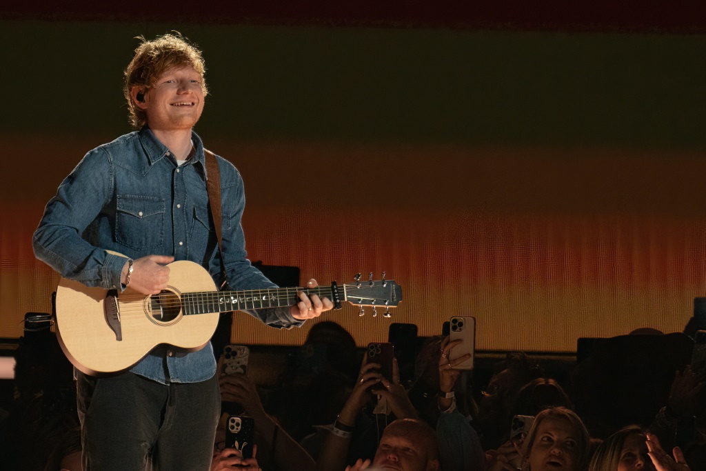 سيظهر المغني الإنجليزي Ed Sheeran في أحد مقاطع الفيديو الأولى التي ينشرها Spotify (ا ف ب)