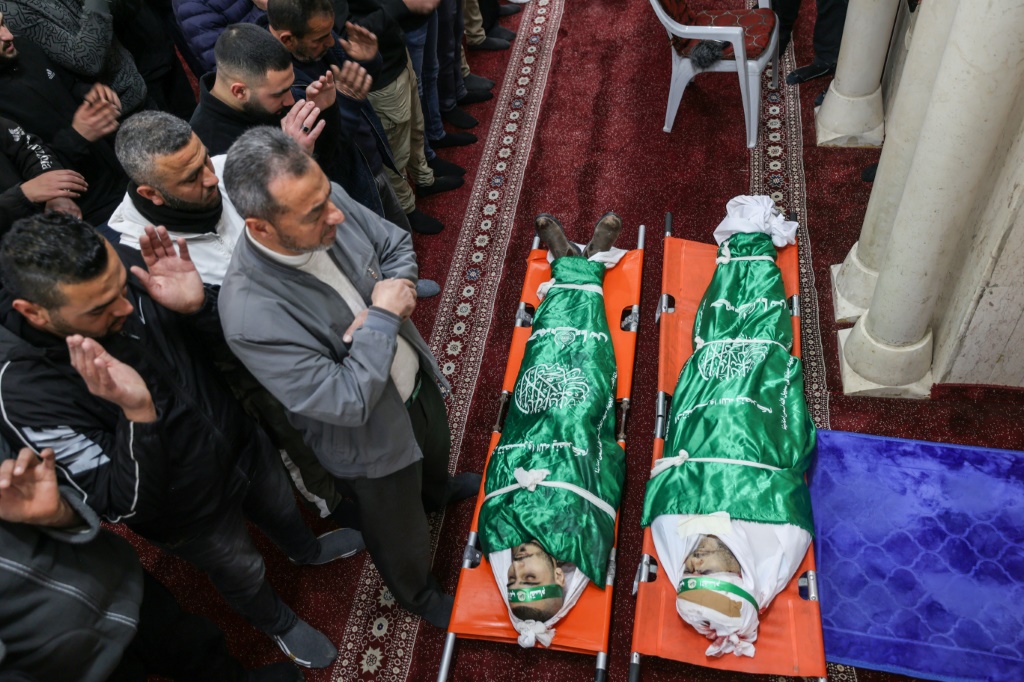 مشيعون يصلون على جثماني محمود أبو الهيجا وربيع النورسي اللذين قتلا خلال مداهمة الجيش الإسرائيلي جنين بالضفة الغربية المحتلة، في 13 آذار/مارس 2024 (أ ف ب)  &nbsp;