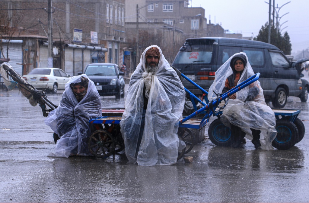 لقي ما لا يقل عن 60 شخصًا مصرعهم بسبب الأمطار الغزيرة والثلوج في أفغانستان خلال الأسابيع الثلاثة الماضية (أ ف ب)   