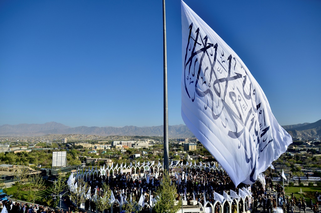 علم ضخم لحركة طالبان يرفرف على هضبة في كابول في 31 آذار/مارس 2022. (ا ف ب)