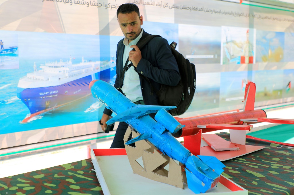 نماذج للصواريخ التي يستخدمها الحوثيون اليمنيون خلال معرض طلابي جامعي تضامنا مع الشعب الفلسطيني في العاصمة اليمنية صنعاء في 31 كانون الثاني يناير 2024 (ا ف ب)