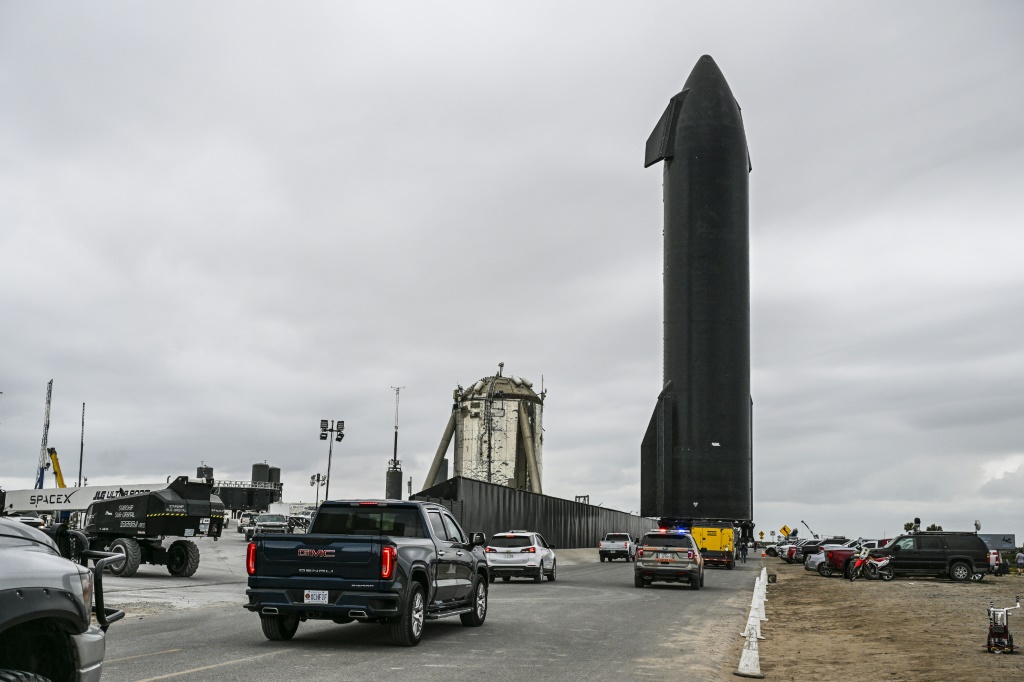 أشخاص يتجمعون لمشاهدة نقل نموذج من مركبة "ستارشيب" المصنوعة من شركة "سبايس اكس" تمهيداً لعملية الإطلاق الثالثة من قاعدة بوكا تشيكا بولاية تكساس الأميركية في 12 آذار/مارس 2024 (ا ف ب)