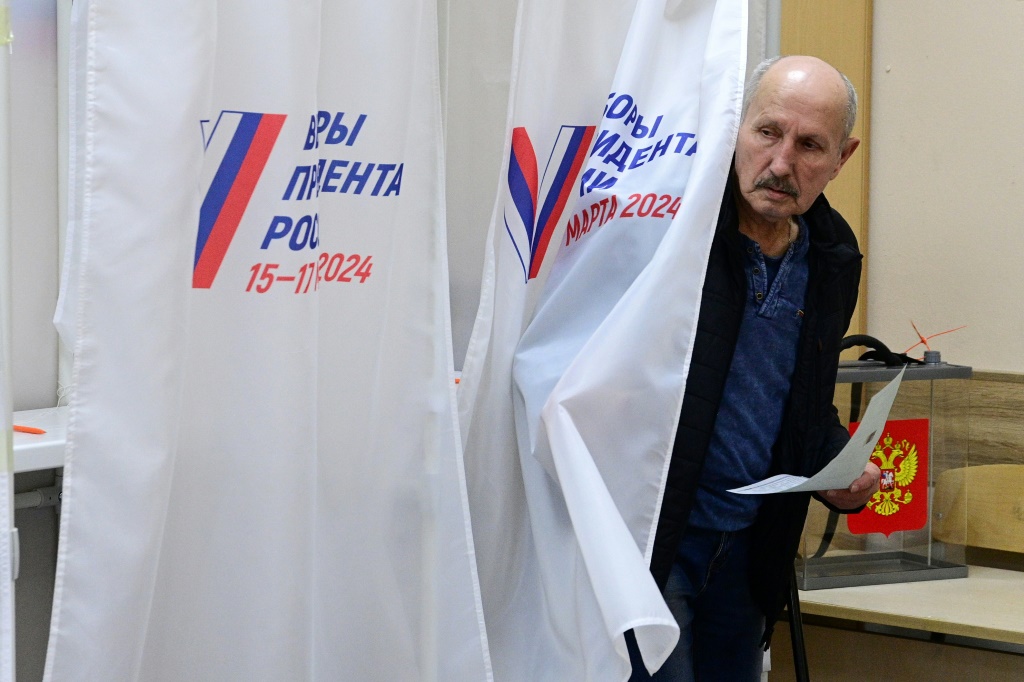 روسي أثناء الادلاء بصوته في الانتخابات الرئاسية في مدينة فلاديفوستوك في 15 آذار/مارس 2024 (ا ف ب)