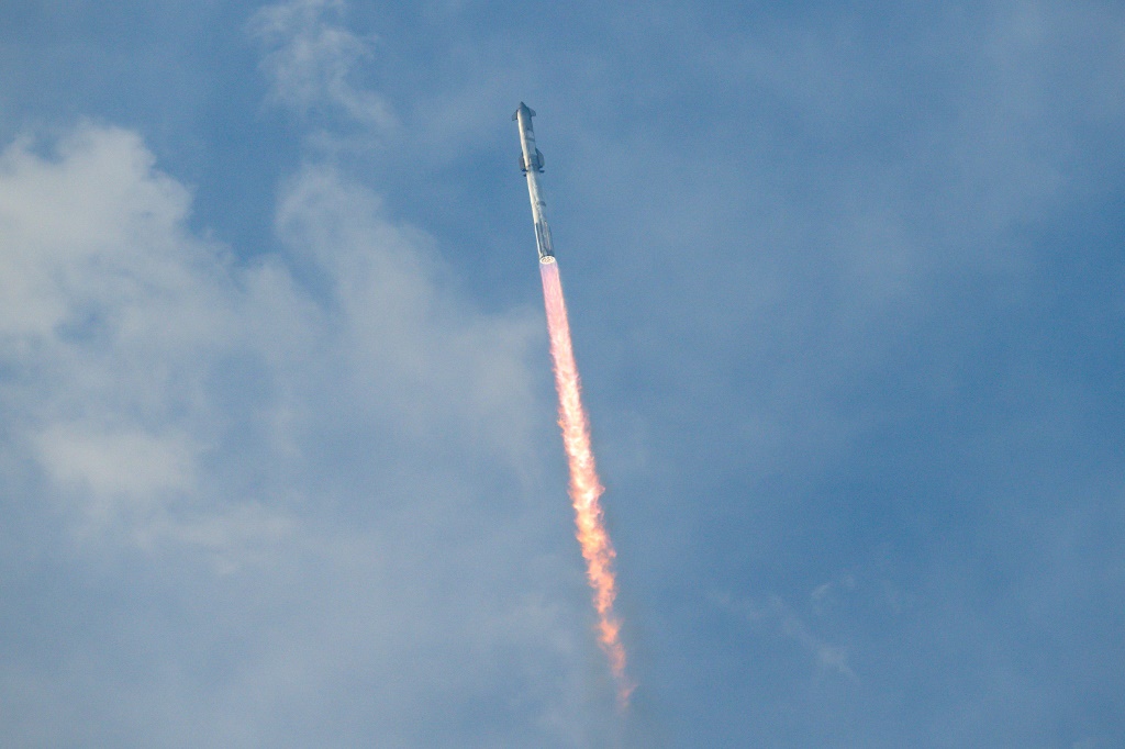 لقطة تظهر المركبة الفضائية "ستارشيب" إثر إطلاقها من قاعدة "ستاربايس التابعة لشركة "سبايس اكس" في بوكا تشيكا بولاية تكساس الأميركية في 14 آذار/مارس 2024 (ا ف ب)