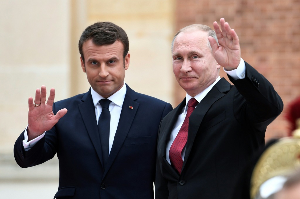 وأجرى ماكرون وبوتين محادثات في المقر الصيفي للرئيس الفرنسي في عام 2019 (ا ف ب)   
