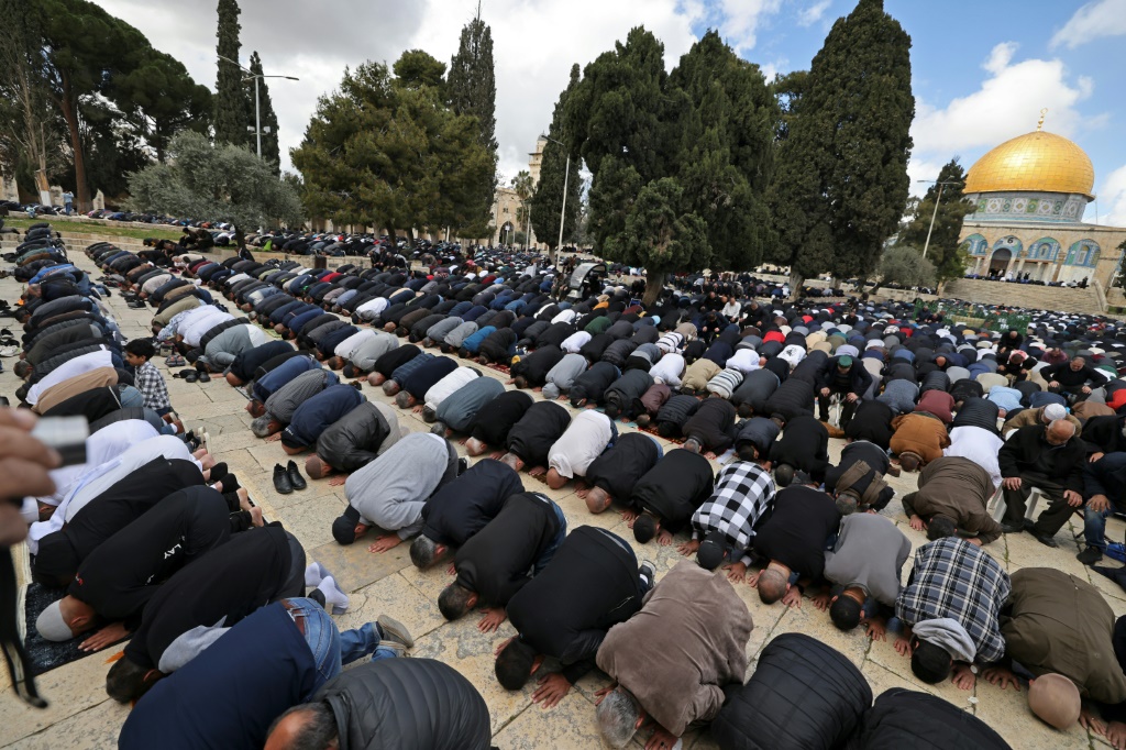 فلسطينيون يشاركون في صلاة الجمعة الأولى من شهر رمضان في مجمع المسجد الأقصى في القدس الشرقية التي ضمتها إسرائيل، وهو بؤرة توتر في السنوات السابقة (أ ف ب)  &nbsp;