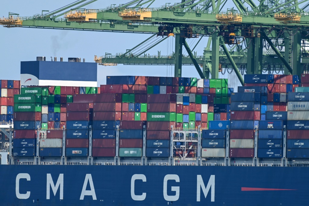 ناقلة حاويات تابعة لشركة سي إم آ-سي جي إم الفرنسية للشحن البحري راسية في مرفأ باسير بانجانغ في سنغافورة في 6 حزيران/يونيو 2022 (أ ف ب)  