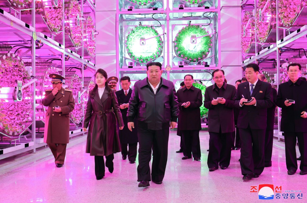 تظهر الصورة التي نشرتها وسائل الإعلام الرسمية في كوريا الشمالية الزعيم كيم جونغ أون (في الوسط) وابنته جو آي (الثانية على اليسار) أثناء زيارتهما لدفيئة في بيونغ يانغ. (أ ف ب)   