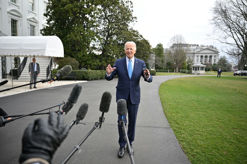 الرئيس جو بايدن متحدثا للصحافيين قبل مغادرته البيت الأبيض في 30 كانون الثاني يناير 2024 (ا ف ب)