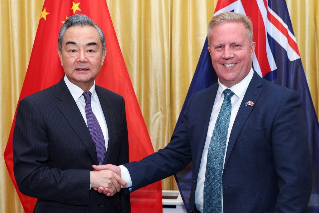 وزير خارجية الصين وانغ يي (يسار) ووزير التجارة النيوزيلندي تود ماكلاي في صورة ملتقطة قبل لقائهما في البرلمان في ويلينغتون في 18 آذار/مارس 2024 (ا ف ب)