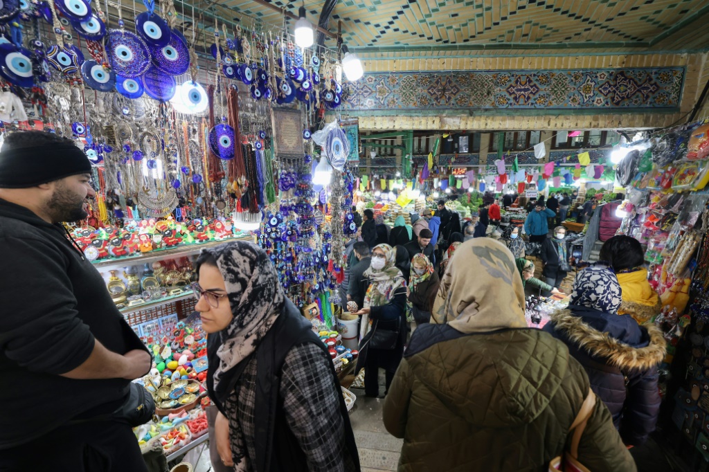 متسوقون يحتشدون في أحد أسواق طهران استعدادًا للاحتفال برأس السنة الفارسية النوروز وسط المشاكل الاقتصادية في إيران ( ا ف ب)