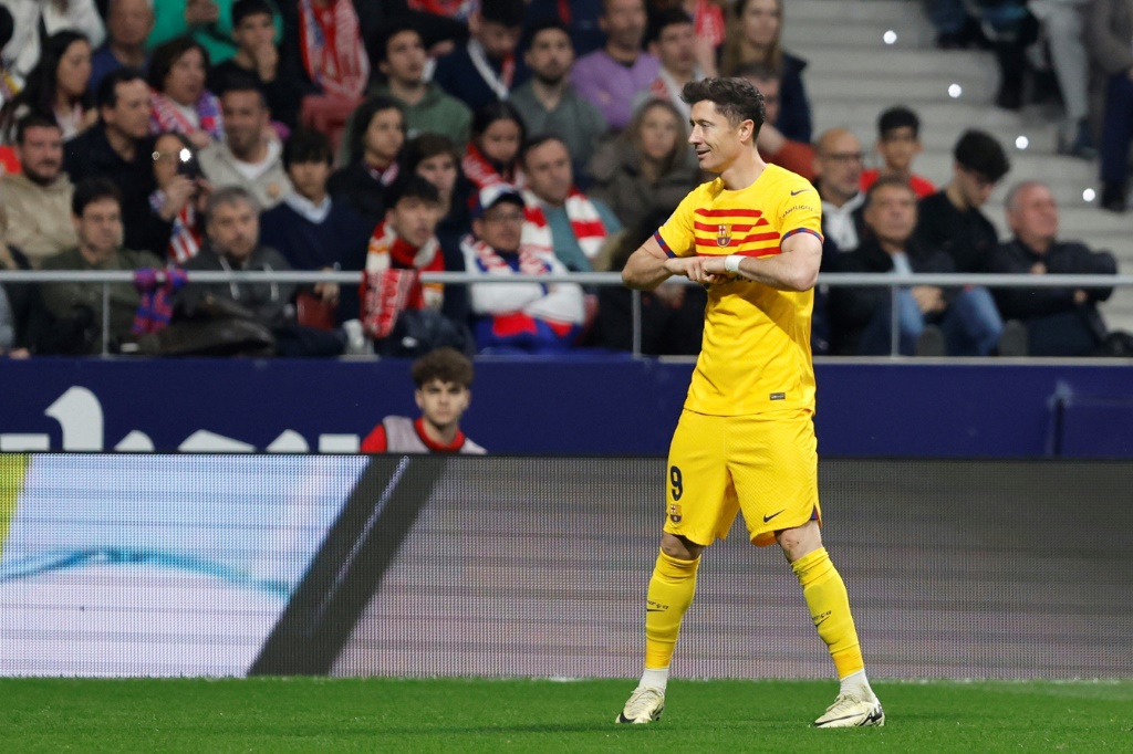 احتفل مهاجم برشلونة روبرت ليفاندوفسكي بتسجيل الهدف الثاني لفريقه في مرمى أتلتيكو مدريد (ا ف ب)