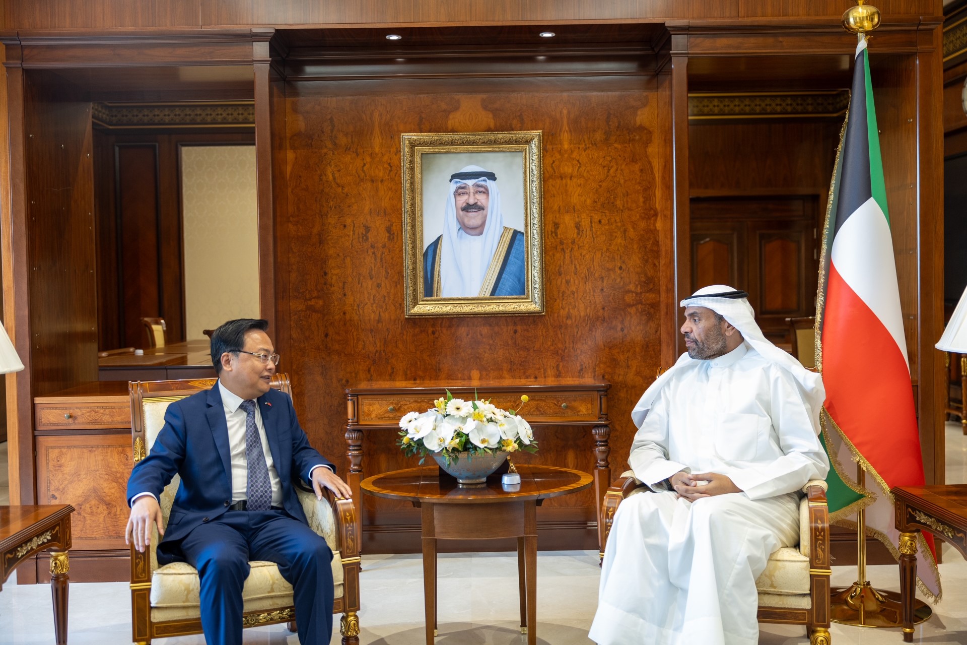 وزير الخارجية عبدالله اليحيا خلال لقائه بسفير جمهورية الصين لدى الكويت تشانغ جيانوي (كونا)