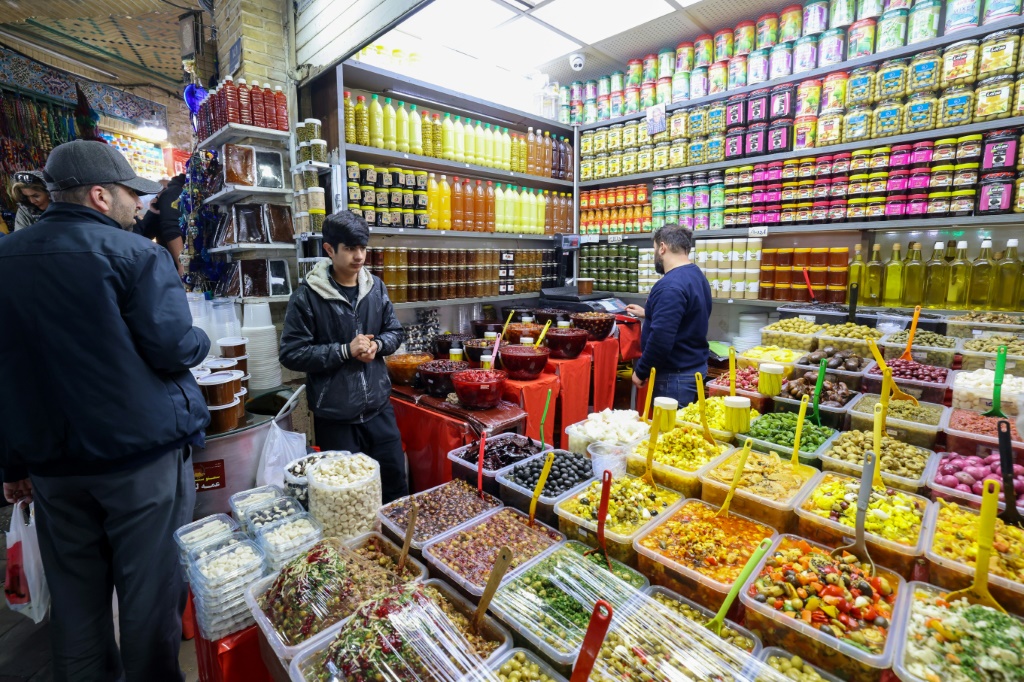 إيرانيون يتبضعون في سوق بطهران في 12 آذار/مارس 2024 استعدادا لعيد نوروز (أ ف ب)   