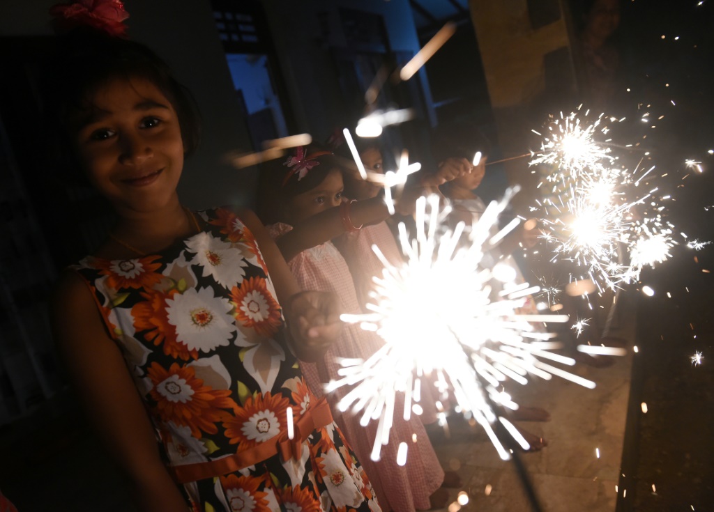 أطفال يشاركون ف احتفالات العام الجديد في العاصمة السريلانكية كولومبو في الأول من كانون الثاني/يناير 2019 (أ ف ب)   