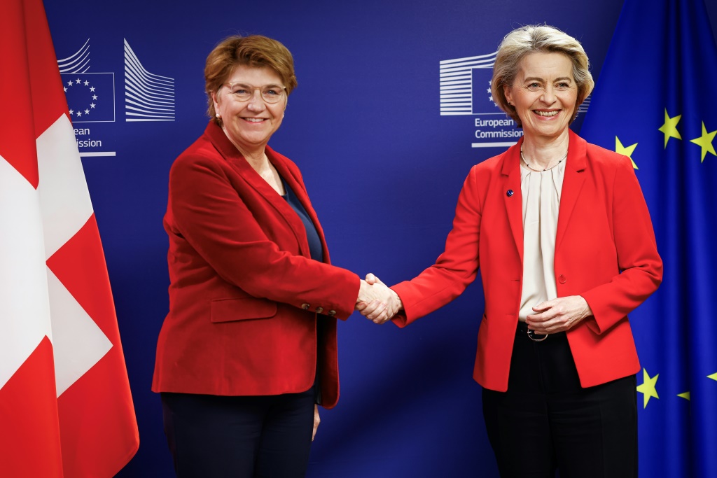 أعادت رئيسة الاتحاد الأوروبي أورسولا فون دير لاين والرئيسة السويسرية فيولا أمهيرد إحياء المفاوضات التي أوقفتها سويسرا في عام 2021 (أ ف ب)   