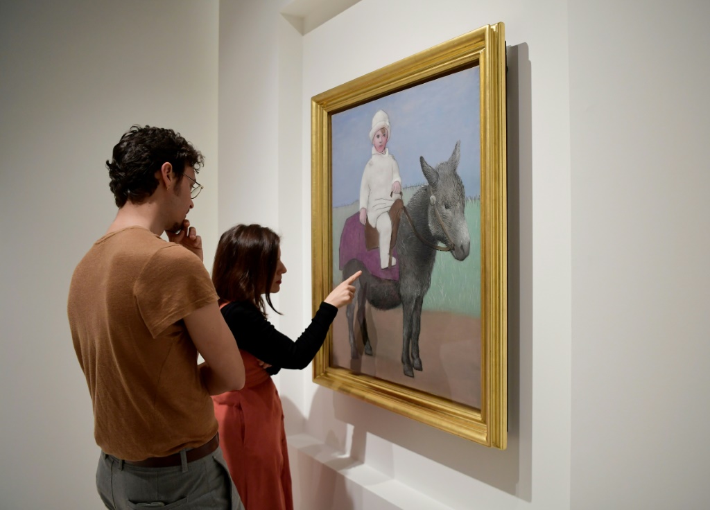 زوار ينظرون إلى لوحة زيتية بعنوان "بول على حمار" خلال الكشف الرسمي عن معرض جديد لأعمال بابلو بيكاسو في متحف بيكاسو في مالقة (ا ف ب)