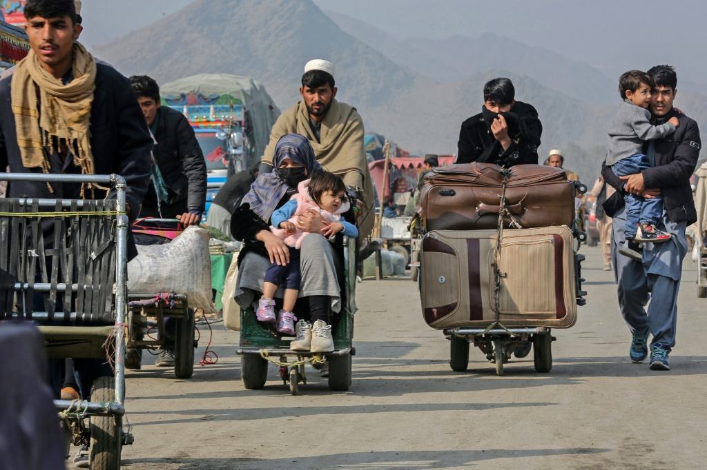 نازحون أفغان يصلون إلى الحدود مع باكستان قرب معبر تورخام، في 23 كانون الثاني/يناير 2024 (ا ف ب)